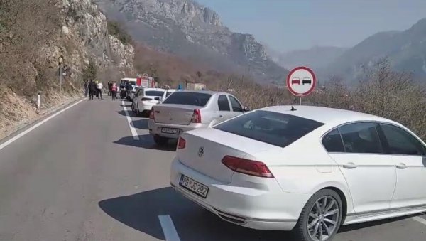 ТЕШКА САОБРАЋАЈНА НЕСРЕЋА КОД КОЛАШИНА: Две особе погинуле, петоро повређено (ФОТО)