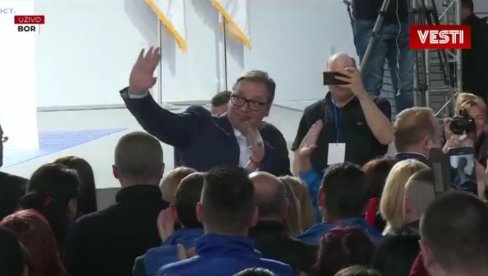 OVACIJE ZA PREDSEDNIKA: Pogledajte kako su građani Borskog okruga pozdravili Vučićev izlazak na binu (VIDEO)