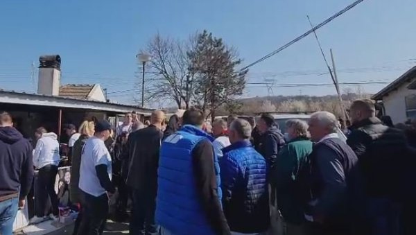 ПОГЛЕДАЈТЕ СНИМАК НАПАДА НА МЛАДИЋА: Ђиласове присталице насрнуле на члана СНС-а у Гроцкој (ВИДЕО)