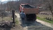 UREĐENJE SEOSKIH PUTEVA: U Rekovcu asfaltiraju pristupne saobraćajnice i malim sredinama (FOTO)