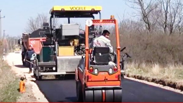 РАДОВИ У ПАРАЋИНУ: Обнављају оштећене локалне путеве