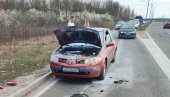 ДРАМА НАДОМАК БЕОГРАДА: Запалио се ауто на Зрењанинском путу, полиција морала да вади путнике из возила (ФОТО)