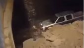 NEVEROVATAN SNIMAK: Sleteo sa puta, pa vozio kroz reku (VIDEO)