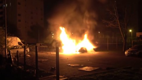 ŽESTOKA NOĆ U FRANCUSKOJ: Molotovljevim koktelima zasuli policiju, gađali ih vatrometima (VIDEO)