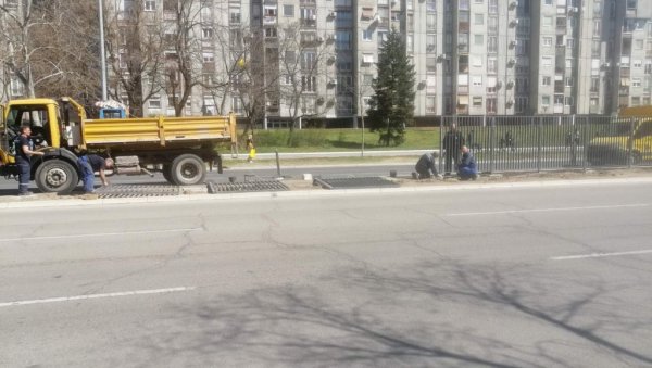 СКОРО ЗАВРШЕНО ПОСТАВЉАЊЕ ЗАШТИТНЕ ОГРАДЕ: Радници постављају ограду у Улици др Ивана Рибара