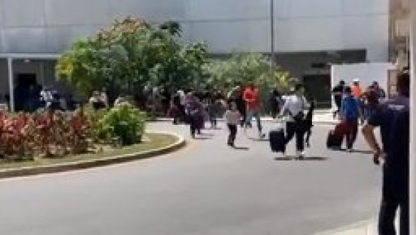ДРАМА НА АЕРОДРОМУ: Путници беже и вриште у паници, пуцњава у Канкуну (ВИДЕО)