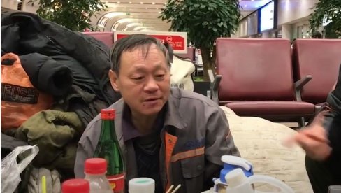 ТРАЖИЛИ ДА ПРЕСТАНЕ ДА ПИЈЕ И ПУШИ: Кинезу дојадило звоцање породице, преселио се на - аеродром