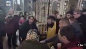 UKRAJINSKI MILITANTI NAPALI PRAVOSLAVNOG SVEŠTENIKA: Pojavio se snimak iz crkve - pop tokom službe odveden u nepoznatom pravcu (VIDEO)