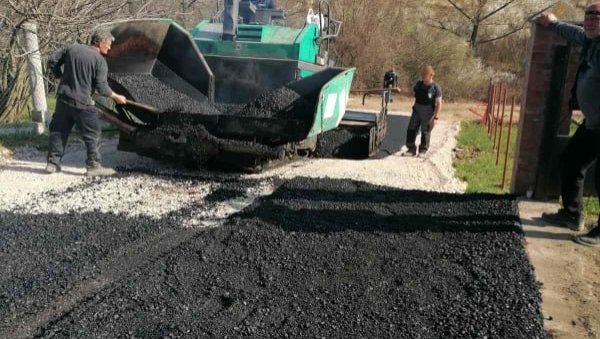 УЛИЦЕ СРЕМЧИЦЕ ДОБИЈАЈУ АСФАЛТ: ГО Чукарица издвојила 2.700.000 динара