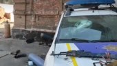 НАКОН ОСЛОБАЂАЊА: Полиција из Мариупоља бацила је оружје и побегла (ВИДЕО)