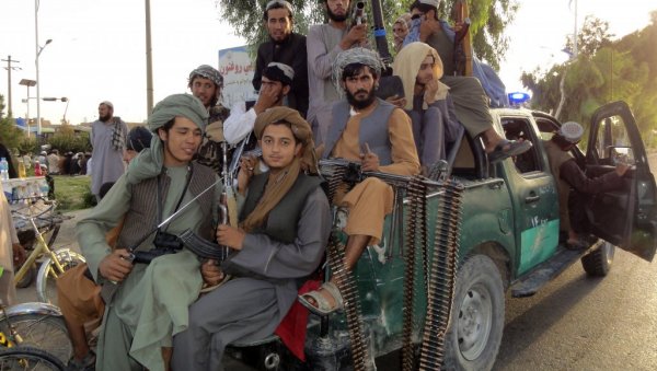 ШЕРИЈАТСКЕ КАЗНЕ ЗА УЗГАЈИВАЧЕ И ДИЛЕРЕ: Талибани забрањују Авганистанцима да гаје мак, забрањени и алкохол и наркотици