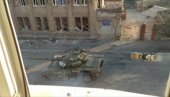 СНИМАК ИЗ МАРИУПОЉА: Нацисти Азова пуцали на руски тенк Т-72 (ВИДЕО)