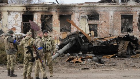 РАТ У УКРАЈИНИ: Цивили почели да напуштају фабрику у којој су забарикадиране украјинске снаге (ФОТО/ВИДЕО)