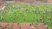 ХАОС У НИГЕРИЈИ: Навијачи демолирали стадион, полицајци се хватали за главу (ВИДЕО)