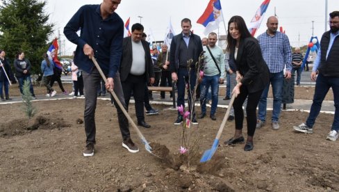 DELA NAJBOLJE GOVORE: Irena Vujović i Marko Kešelj obišli novootvoreno igralište u Zemunu (FOTO)