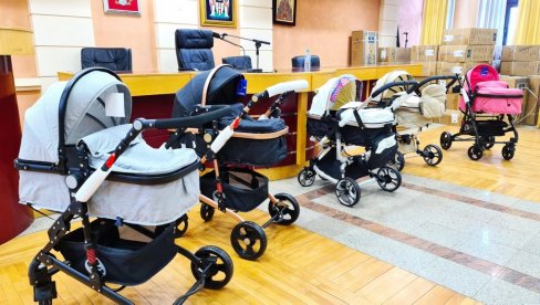 ПОДЕЉЕНО ВИШЕ ОД 90 КОЛИЦА: Родитељи из Лазаревца осим беби колица могу бесплатно да добију и ауто-седишта