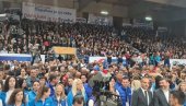 ПАРАЋИНЦИ ЧЕКАЈУ ОБРАЋАЊЕ ВУЧИЋА: Спортски центар 7. јули пун, грађани пружају подршку листи СНС (ФОТО)