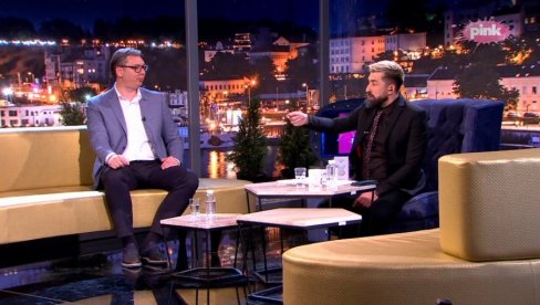 JOŠ JEDNO OBEĆANJE ISPUNJENO: Aleksandar Vučić poklonio Ognjenu Amidžiću duksericu (FOTO)