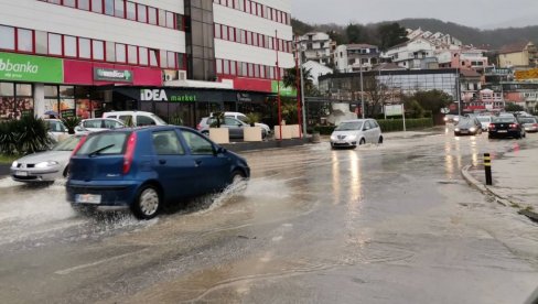 OBILNE PADAVINE U CRNOJ GORI: Poplavljeni delovi Herceg Novog, ulice prekrivene vodom (FOTO/VIDEO)