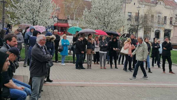 ЗА ДОСТОЈАНСТВО ПРОФЕСИЈЕ У 47 ГРАДОВА СРБИЈЕ: Протестна шетња просветара поводом насиља у школи