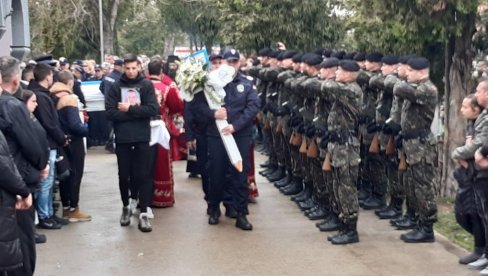 ЦЕО ЗАЈЕЧАР ТУГУЈЕ: Сахрањен полицајац Иван Ђурђевац, присуствовао министар Вулин (ВИДЕО)