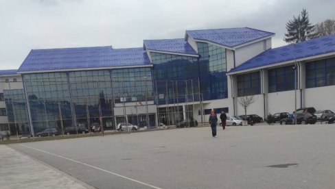 UČENICU IZUJEDALI PSI: Lutalice napale tinejdžerku pred zgradom srednje škole u Kolašinu