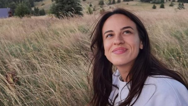 ЋЕРКА ЈОВАНА МЕМЕДОВИЋА ОДУШЕВИЛА: Маша се се похвалила одећом из продавнице половне робе