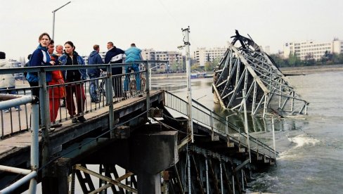 УБИЛИ ОЛЕГА И СИМБОЛ НОВОГ САДА: Пре 23 године НАТО се обрушио на Варадински мост