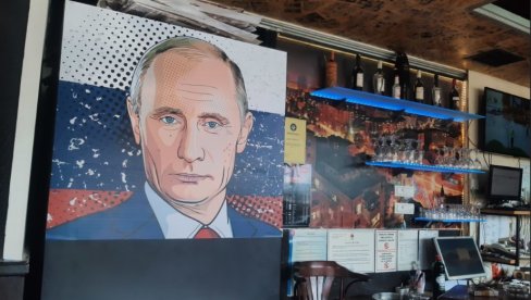 VLADIMIR PUTIN „DOČEKUJE“ GOSTE U KAFIĆU: Mural ruskog predsednika oduševio Banjalučane (FOTO)