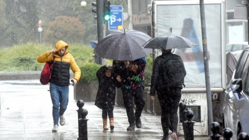 ТАМНИ ОБЛАЦИ НАД БЕОГРАДОМ: Почело невреме, пљушти киша у престоници - РХМЗ издао упозорење (ФОТО)