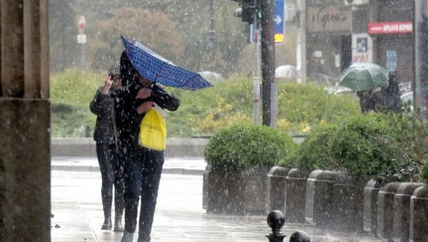 СРБИЈА НА УДАРУ ЈАКОГ ВЕТРА: Стижу нам олује са кишом и пљусковима