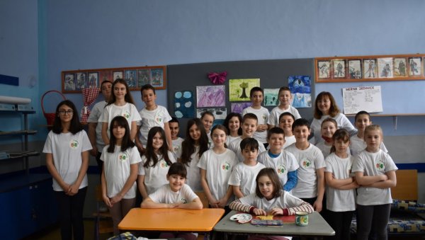 СВИЦИ ЗАСИЈАЛИ ЗА ЛАРУ И СВУ ДЕЦУ СЛИЧНУ ЊОЈ: Кикиндски основци на посебан начин обележили Светски дан аутизма