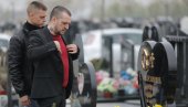 ŠEST GODINA BEZ JELENE: Na groblju Zbeg u Borči održan pomen tragično nastradaloj pevačici   na parastosu plakao i suprug Zoran