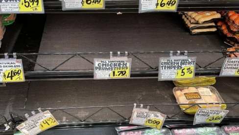 NESTAŠICA U AMERICI:  Poluprazni rafovi u supermarketima (FOTO)