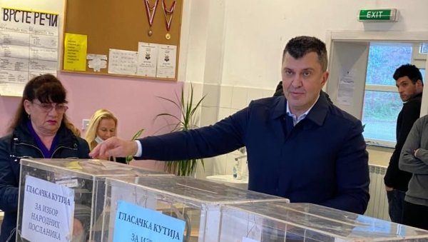 ЗОРАН ЂОРЂЕВИЋ ГЛАСАО НА ЗВЕЗДАРИ: Директор ЈП Пошта Србије дошао у друштву сина (ФОТО)