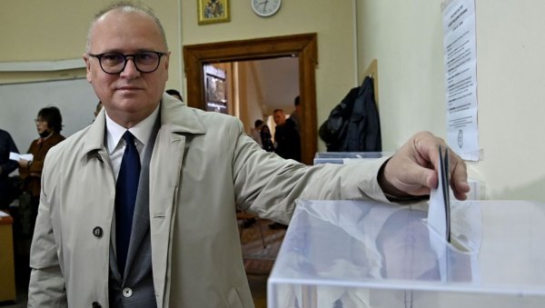 ГОРАН ВЕСИЋ ОБАВИО ГРАЂАНСКУ ДУЖНОСТ: Гласао у Трећој београдској гимназији