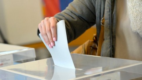 ВУЧИЋЕВА РУКА ОПЕТ У ВАЗДУХУ: Да ли понуда о скраћењу мандата и изборима пре рока може да одобровољи блокадере