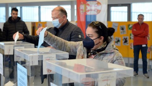 РИК САОПШТИО: Гласање омогућено свима који су у 20 часова били на бирачким местима - нова конференција сутра после 20 часова