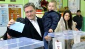 SELAKOVIĆ GLASAO NA VRAČARU: Ministar na biračko mesto došao sa suprugom i decom