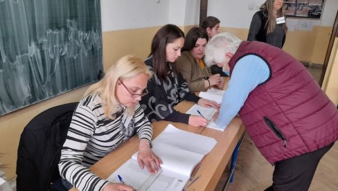 DO 14 SATI IZLAZNOST 50 ODSTO! Državljani Republike Srbije glasali i u Beranama (FOTO)