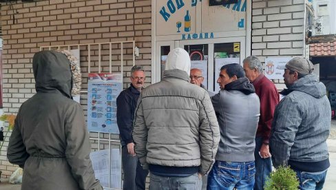 KOD ĐUKIĆA, BEZ PIĆA: Mladenovčani glasali i u kafani i na stadionu (FOTO)