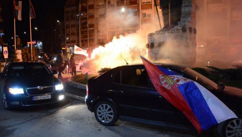 SIRENE, TROBOJKE I BAKLJE: Srbi u Kosovskoj Mitrovici proslavili pobedu predsednika Vučića (FOTO/VIDEO)