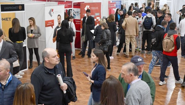 СУСРЕТ СА ПОСЛОДАВЦИМА На Сајму запошљавања у Краљеву понуђено 1.000 радних места