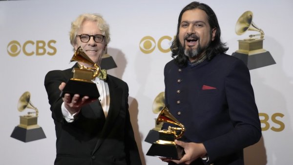 БАТИСТ УЗЕО ШЕСТ ТРОФЕЈА: Престижне музичке награде Греми додељене по 64. пут у Лас Вегасу, водитељи збијали шале на рачун шамара