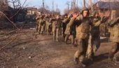 POGLEDAJTE – PREDAJA UKRAJINSKIH MARINACA: Sa rukama podignutim u vis-  267 vojnika prekinulo je borbu u Marijupolju (VIDEO)