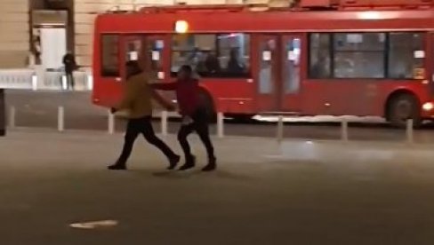 JEZIV SNIMAK IZ CENTRA BEOGRADA: Nakon svađe sa devojkom pao pod trolejbus  (VIDEO)