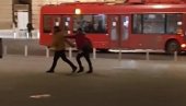 JEZIV SNIMAK IZ CENTRA BEOGRADA: Nakon svađe sa devojkom pao pod trolejbus  (VIDEO)