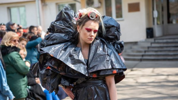КРЕАЦИЈЕ ОД РЕЦИКЛИРАНОГ МАТЕРИЈАЛА: Необична модна ревија три студенткиње у Зрењанину (ФОТО)
