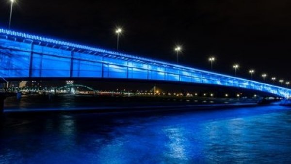 ПЛАВА БОЈА У ЗНАК ПОДРШКЕ ОБОЛЕЛИМА ОД КАНЦЕРА: Осветљење Бранковог моста наредна три дана