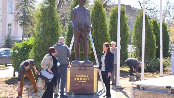 ИСПРЕД ЦЕНТРА ЗА КУЛТУРУ: У Сунчаном парку данас постављен споменик Миливоја Живановића